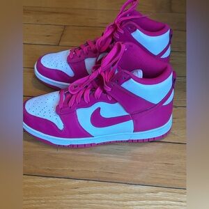 Excellent condition Nike Dunk mid fushia. Size 6.5